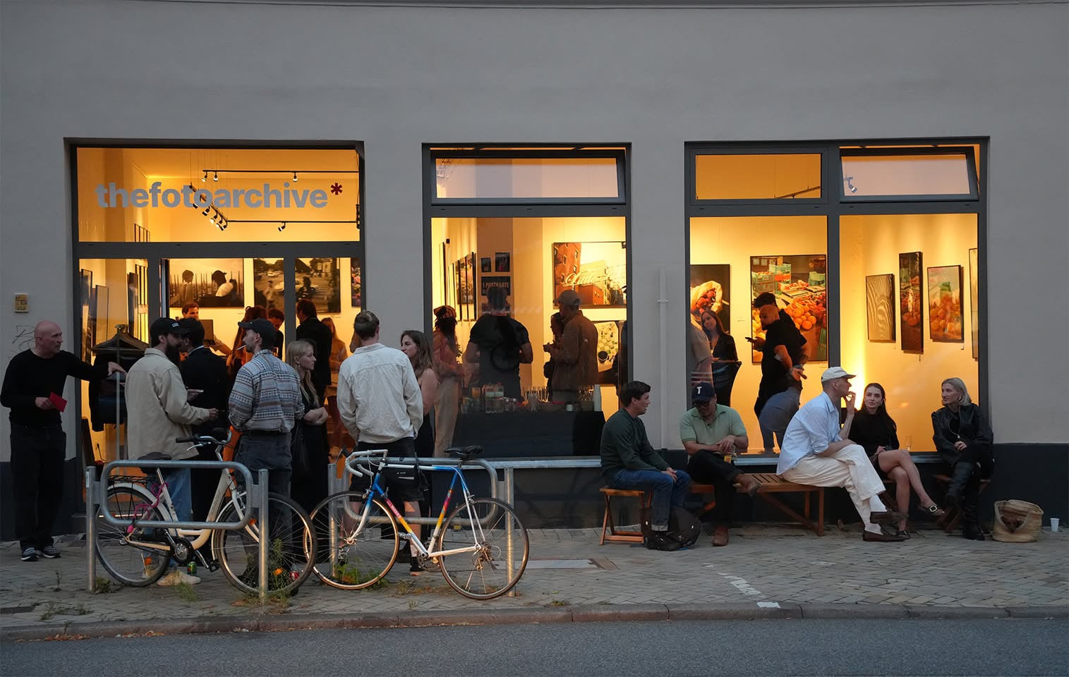 Menschen vor der Galerie am Eröffnungsabend