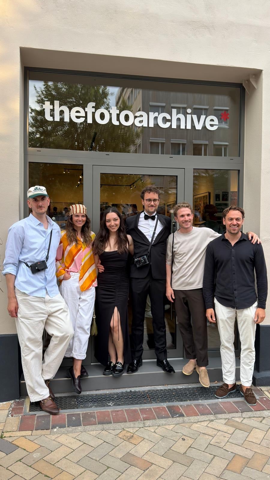Gruppenfoto vor dem Eingang der Galerie beim Grand Opening