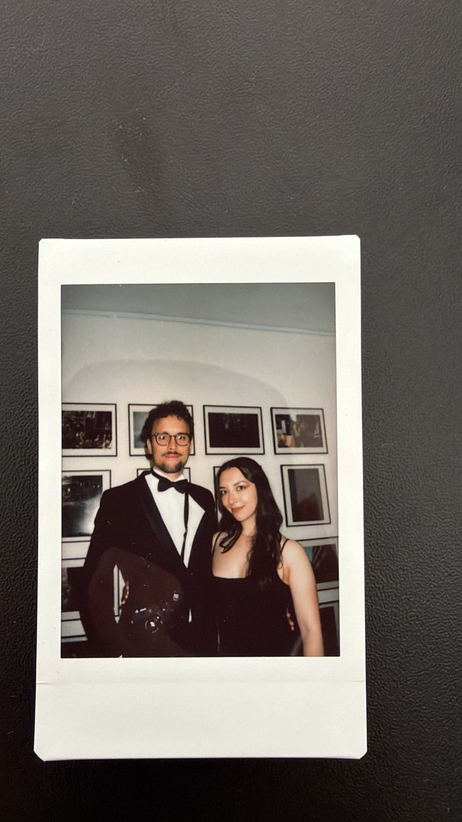 Sebastian und Pia auf einem gemeinsamen Polaroid in der Galerie