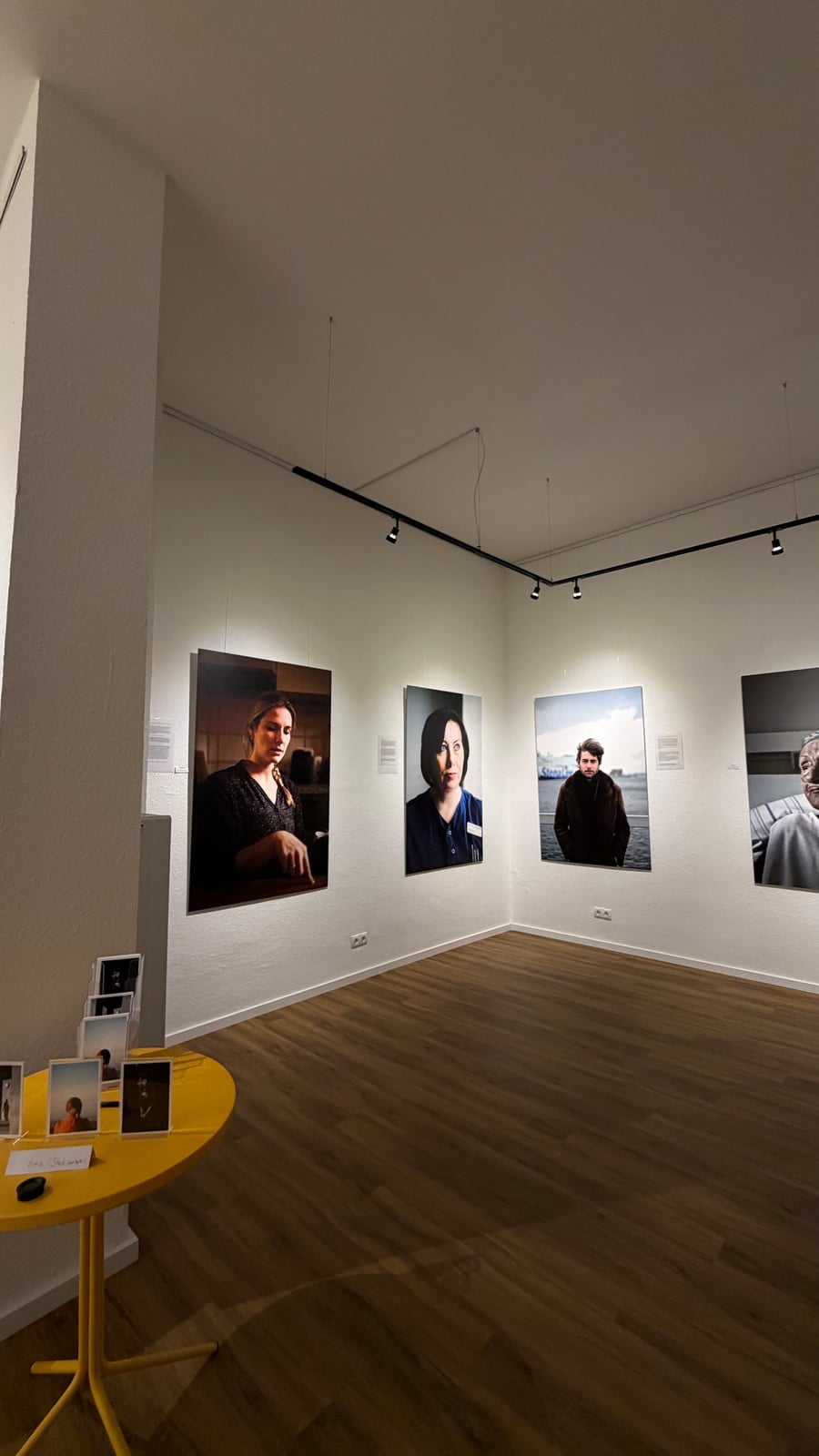 Porträts von Thies P. Sprenger im Galerieraum