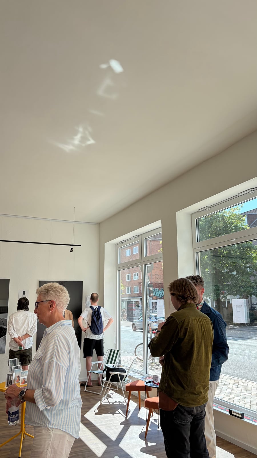 Besucher:innen zwischen Fotografien und Tageslicht.