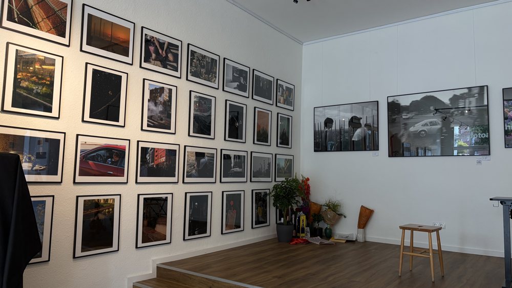 Fotografien an der Bilderwand im thefotoarchive Kiel