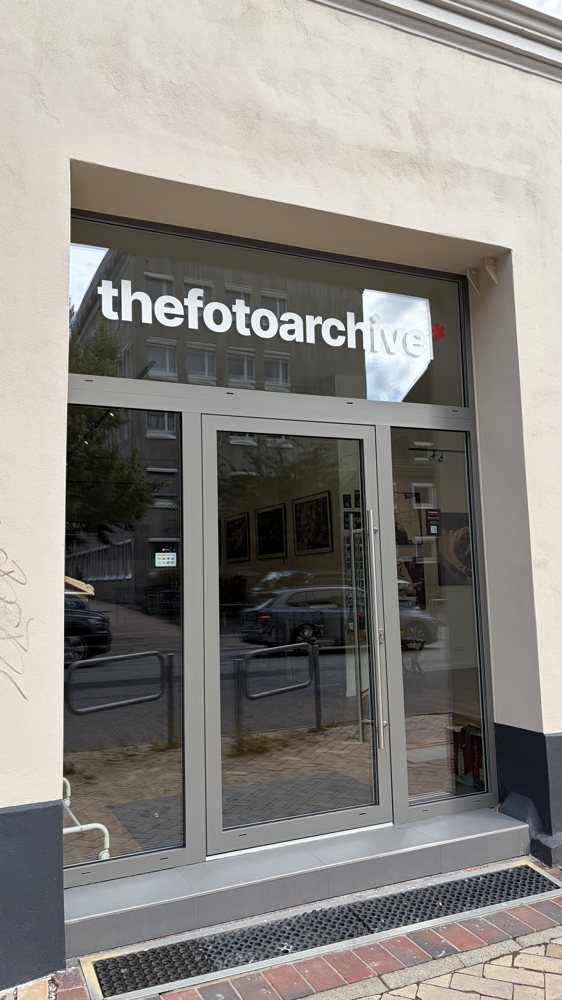 Eingang des thefotoarchive am Knooper Weg 26